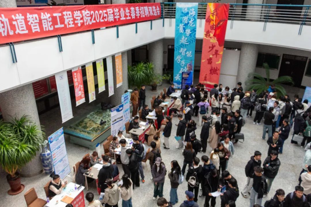  看片
举办2025届毕业生春季招聘双选会